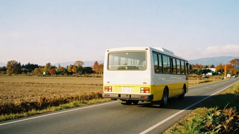 畑の中の道を走る路線バス