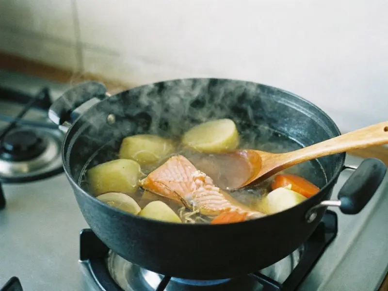 鮭と野菜の汁物が入った鍋